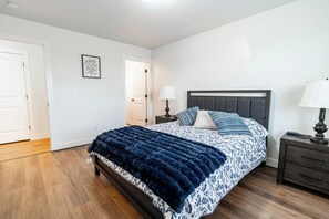 5 bedrooms, iron/ironing board, WiFi, bed sheets - Lovely 5-bedroom house with AC in charming Smithfield (Smithfield)