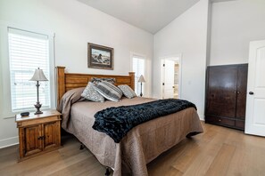 5 bedrooms, iron/ironing board, WiFi, bed sheets - Lovely 5-bedroom house with AC in charming Smithfield (Smithfield)