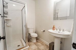 Shower, jetted bath, hair dryer, towels - Lovely 5-bedroom house with AC in charming Smithfield (Smithfield)