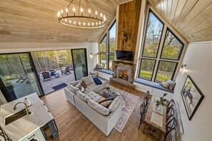 TV, fireplace - Brand new, cozy 2-bedroom cabin in Quiet Townsend with VIEWS - no really, VIEWS! (Townsend)