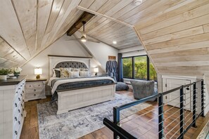 2 bedrooms, Internet, bed sheets - Brand new, cozy 2-bedroom cabin in Quiet Townsend with VIEWS - no really, VIEWS! (Townsend)