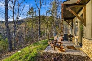 Terrace/patio - Brand new, cozy 2-bedroom cabin in Quiet Townsend with VIEWS - no really, VIEWS! (Townsend)
