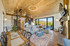 Living area - Brand new, cozy 2-bedroom cabin in Quiet Townsend with VIEWS - no really, VIEWS! (Townsend)