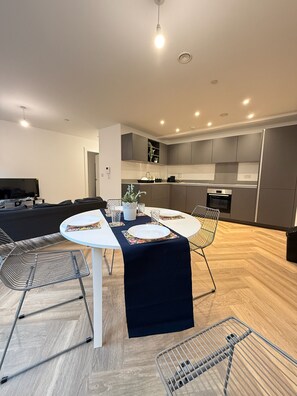 Dining - Luxury 2 Bed 2 Bath City Centre -5 Min from Utilitia Arena! (Birmingham)