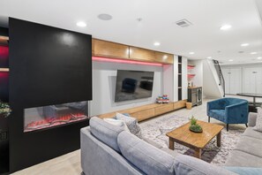 Smart TV, fireplace, books - Luxury Fishtown - 3 Ensuite BR - RoofDeck+Bar+Backyard- Perfect for 6- Sleeps 10 (Philadelphia)
