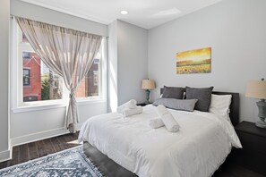 3 habitaciones, escritorio y tabla de planchar con plancha 