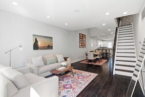 Smart TV, fireplace, books - Luxury Fishtown - 3 Ensuite BR - RoofDeck+Bar+Backyard- Perfect for 6- Sleeps 10 (Philadelphia)
