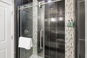 Hair dryer, towels, soap, shampoo - Luxury Fishtown - 3 Ensuite BR - RoofDeck+Bar+Backyard- Perfect for 6- Sleeps 10 (Philadelphia)