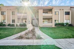 Exterior - Charming 1-bedroom condo with AC in cozy Mesa neighborhood (Mesa)