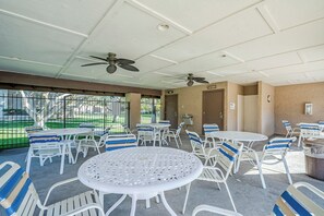 Outdoor dining - Charming 1-bedroom condo with AC in cozy Mesa neighborhood (Mesa)