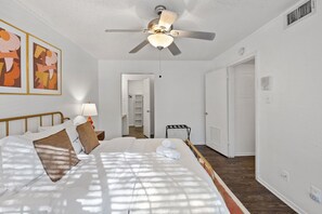 2 chambres, fer et planche à repasser, Wi-Fi gratuit, draps fournis