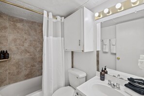 Haartrockner, Handtücher, Seife, Toilettenpapier
