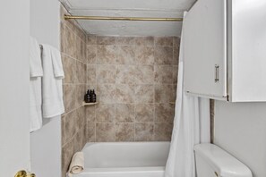 Haartrockner, Handtücher, Seife, Toilettenpapier