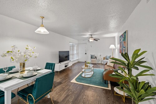 Newly Furnished • 10 Min to SXSW • 15 Min to Rodeo • UT Austin West Campus