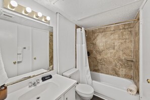 Sèche-cheveux, serviettes fournies, savon, papier toilette