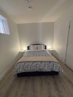 2 bedrooms, WiFi, bed sheets - Hidden Gem | Executive Suite, Private Entrance + 2BR (Airdrie)