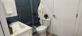 Hidden Gem | Executive Suite, Private Entrance + 2BR