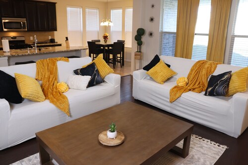 Gorgeous 5-bedroom villa with AC in friendly Wylie