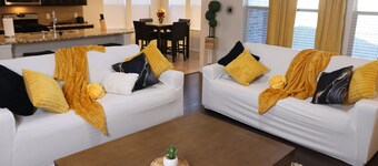 Gorgeous 5-bedroom villa with AC in friendly Wylie