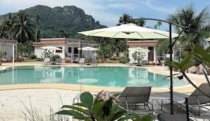 Outdoor pool, pool umbrellas, sun loungers - This Great Place (Don Sak)
