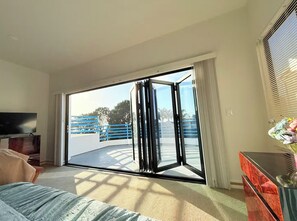 6 bedrooms, desk, iron/ironing board, free WiFi