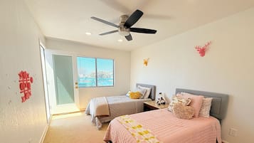 6 slaapkamers, een bureau, een strijkplank/strijkijzer, gratis wifi