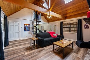 Smart TV, fireplace - NEW Kink Cabin w/ Private Creek (Sevierville)