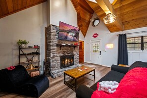 Smart TV, fireplace - NEW Kink Cabin w/ Private Creek (Sevierville)