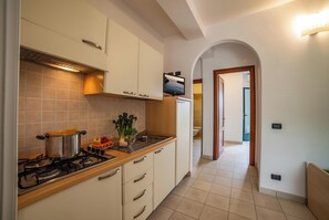 Fridge, stovetop, cookware/dishes/utensils - Beach in 5 min | Pool Access | n.63, Otranto, Italy (Otranto)