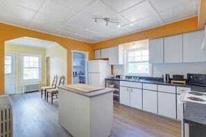 Microwave, oven - Cozy 1-bedroom studio in lovely Montréal close St. Lawrence River (Montréal)