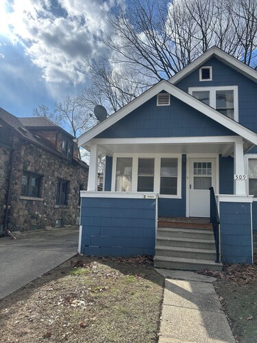 Classic 4-bedroom house in vibrant Royal Oak with AC and Wifi