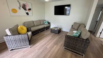 Comfort Double Room, Garden View | Living area