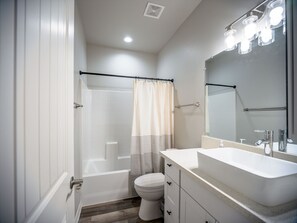 Shower, hair dryer, towels - The Mohave Modern: a 3bed/2bath Cozy, Central Desert Retreat (Kingman)