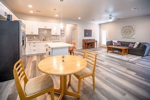 Interior - The Mohave Modern: a 3bed/2bath Cozy, Central Desert Retreat (Kingman)