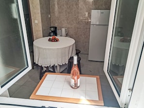 Kühlschrank, Mikrowelle, Ofen, Geschirrspüler