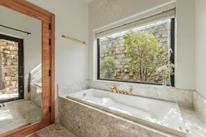 Deluxe suite, terras, uitzicht op tuin | Badkamer