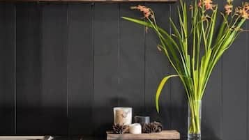 Deluxe Bungalow, Patio, Garden View | Interior