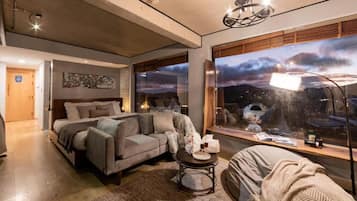 Deluxe Penthouse, Balcony, Garden View | Interior