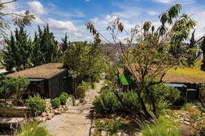 Bungalow Deluxe, patio, vue jardin | Enceinte de l’hébergement