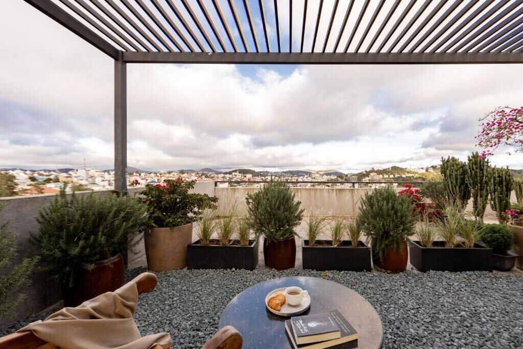 Cobertura luxo, sacada, vista para o jardim | Opções para refeição ao ar livre