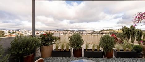 Penthouse Deluxe - balkong - utsikt mot trÀdgÄrden | Restaurang utomhus