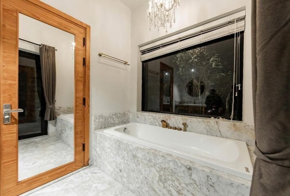 Deluxe Suite, Patio, Garden View | Bathroom