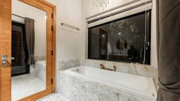 Deluxe Suite, Patio, Garden View | Bathroom