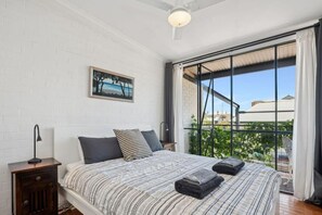 2 bedrooms, iron/ironing board, travel cot, WiFi - Bougainvillea Lane - Heart of South Fremantle (South Fremantle)