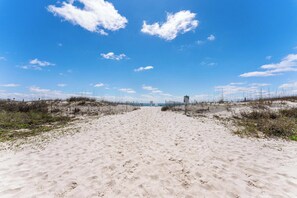 On the beach - Beachfront 2BR Condo with Pool and Beach Access (Gulf Shores)