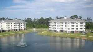 Un grand bâtiment à étages, doté d’une cour intérieure et d’un plan d’eau agrémenté d’une fontaine.