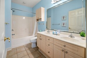 Shower, towels, shampoo - Ground Floor 2BR Near Golf & Beach (Myrtle Beach)