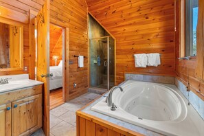 Hair dryer, towels, soap, shampoo - New Cabin! Family Fun - 6 BR - Smoky Mountains Views, Hot Tub, Arcades (Gatlinburg)