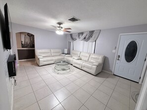 Interior - Lovely full home near Tampa, beaches, Weeki Wachee, Tarpon Springs,& Clearwater (Port Richey)