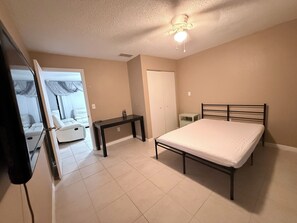 3 bedrooms, iron/ironing board, WiFi, bed sheets - Lovely full home near Tampa, beaches, Weeki Wachee, Tarpon Springs,& Clearwater (Port Richey)
